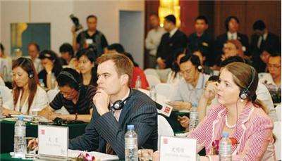 日語同聲翻譯一天要多少錢？翻譯團隊要幾個人？